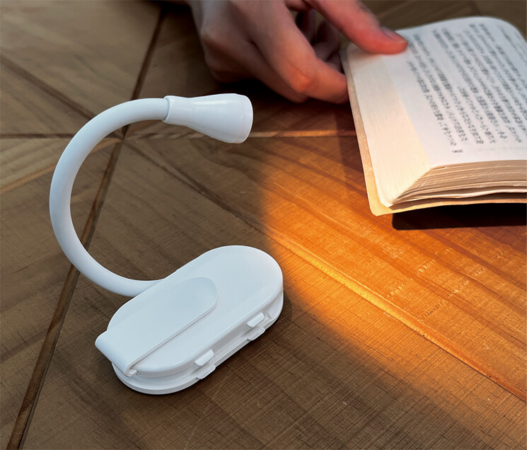 クリップオンブックライト　使用イメージ画像2