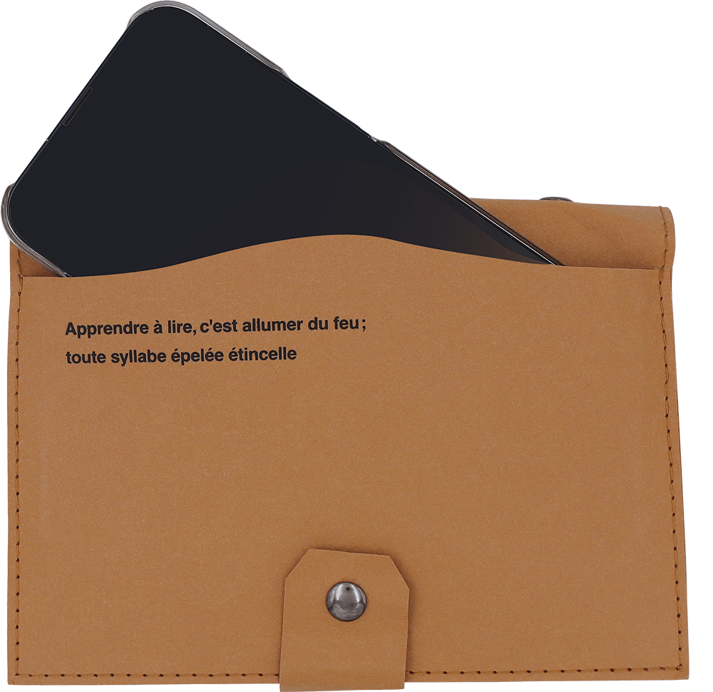 ウォッシャブルペーパーブックカバー　クラフト　スマホを入れた写真