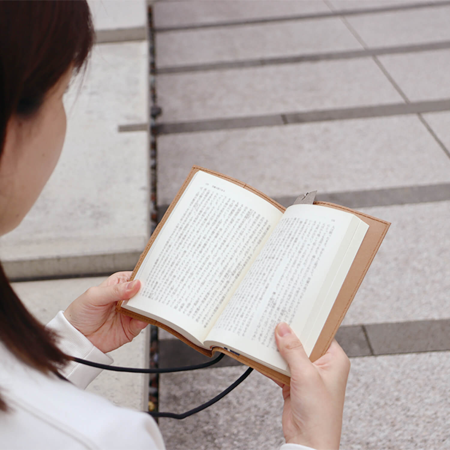 ウォッシャブルペーパーブックカバー　クラフト　ブックカバーとして使用している写真