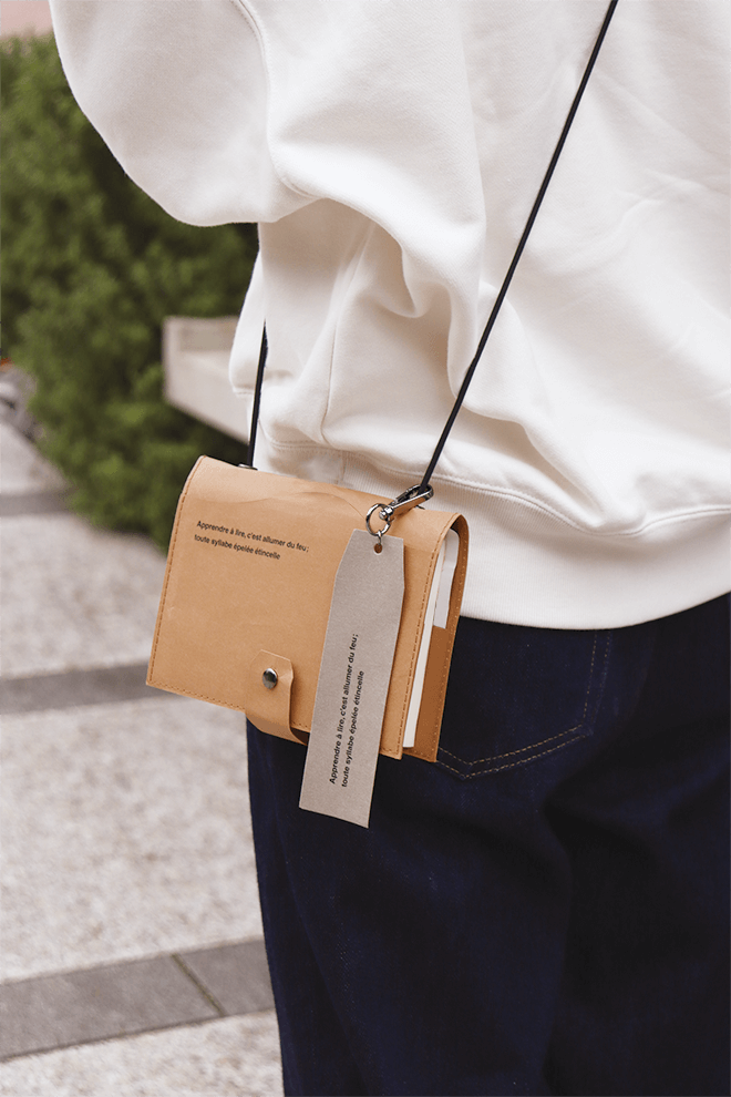 ウォッシャブルペーパーブックカバー　クラフト　肩から下げている写真