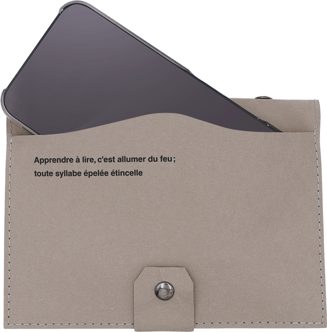 ウォッシャブルペーパーブックカバー　グレー　スマホを入れた写真