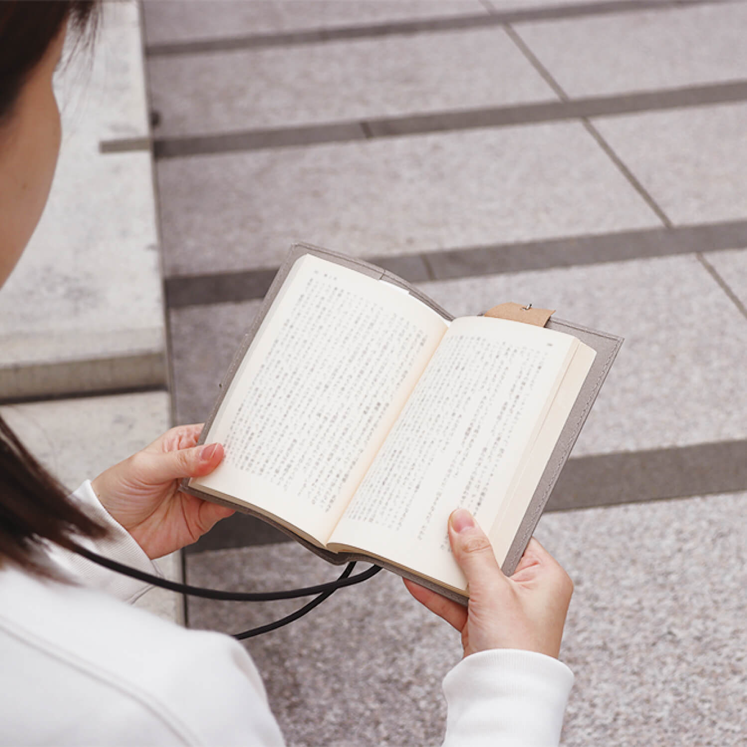 ウォッシャブルペーパーブックカバー　グレー　ブックカバーとして使用している写真